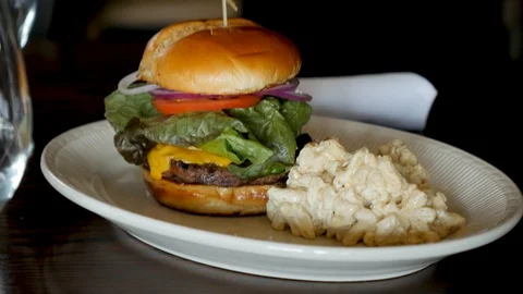 Gourmet hamburger on dinning table circle 库存影片 94265043