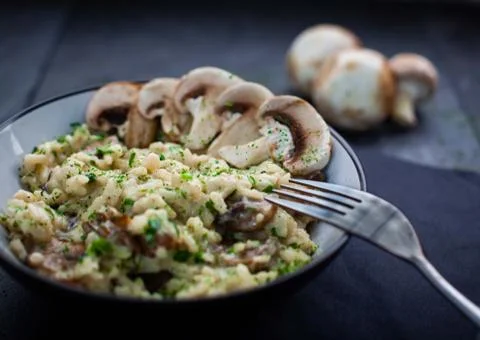 Gourmet mushroom risotto over a rustic background Foto stock