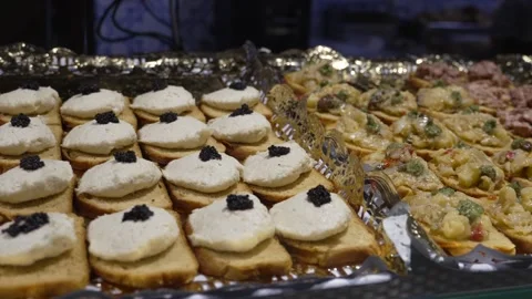 Gourmet tapas with caviar canapes and seafood bites at Mercado de San Miguel Видео 334969656