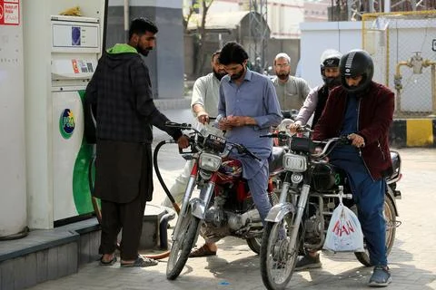 Government decrease petrol prices, Peshawar, Pakistan - 01 Mar 2023 Stock Photos