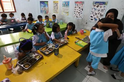 Government nutritious meals program continues amid food poisoning, Keutapang, In Fotos Stock