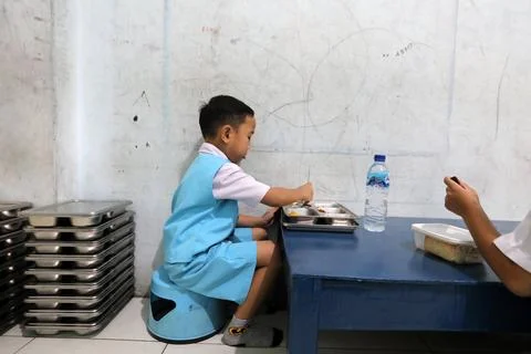 Government nutritious meals program continues amid food poisoning, Keutapang, In Fotos Stock