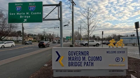 Governor Mario M. Cuomo Bridge Sign Stockbeeldmateriaal 236739847