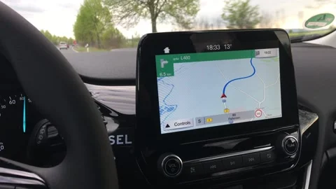 GPS navigator watching 库存影片 90747640