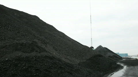 Grab crane eats chunk out of pile of coals 動画素材 665203