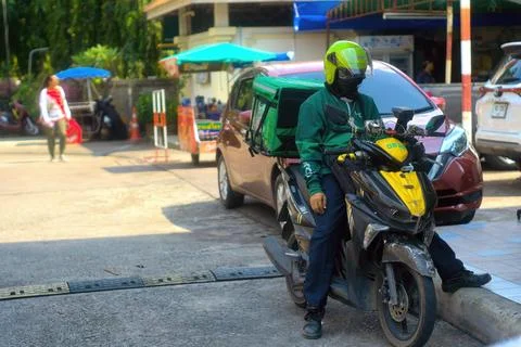 A Grab driver in a green jacket Foto stock