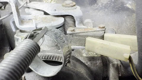 A grab tool picking up a dropped hose clip from an engine bay. Vídeos de archivo 304751954