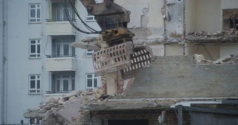 Grabbing and breaking a brick wall on a demolition site 스톡 동영상 149491417