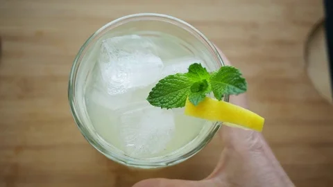 Grabbing a Lemonade Video stock 76622413