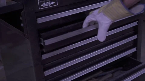 Grabbing a screwdriver sideview (4k) Video stock 78072912