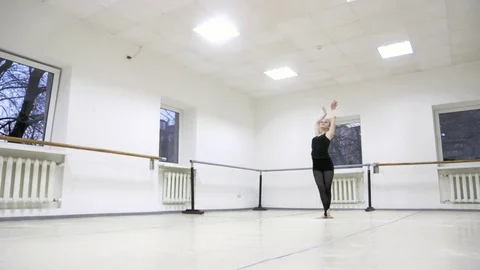 Graceful girl practicing ballet in the Studio, slow motion , does pirouettes 库存影片 75192849