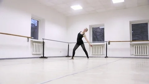 Graceful girl practicing ballet in the Studio, slow motion , does pirouettes 库存影片 75192897