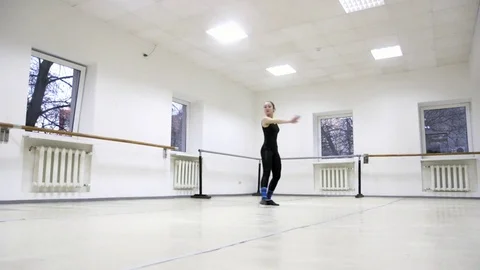 Graceful girl practicing ballet in the Studio, slow motion , does pirouettes Vidéo 75193051