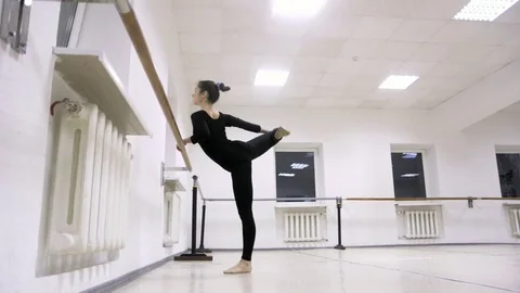 Graceful girl practicing ballet in the Studio, slow motion , does pirouettes Vídeo Stock 75315477