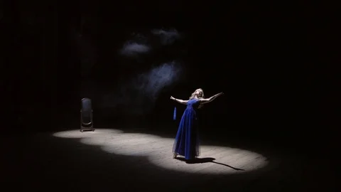 Graceful girl practicing dance in the Studio, slow motion , performs the Vidéo 90302681