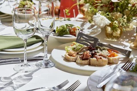 Graceful setup of chambers table, featuring interplay of candles and arranged Foto stock
