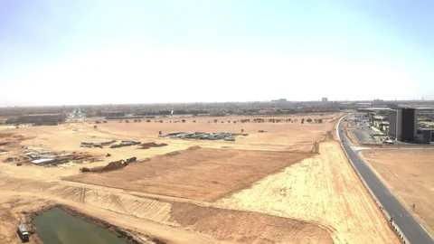 Graded sandy ground beside a paved Riyadh access road 库存影片 346429594