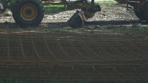 Grader machine pushes and distributes gravel before asphalting, scoop close up. Vídeo Stock 76989489