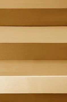 Gradient coffee brown colored horizontal stripes pattern wooden board Foto stock