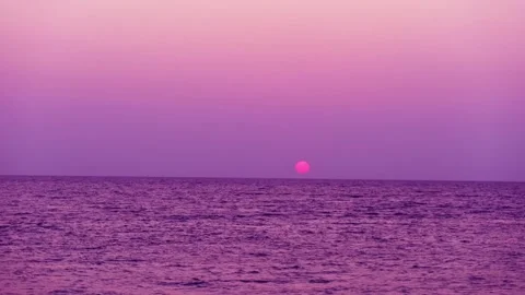 Gradient Magenta Purple blue sunset sky over calm ocean wave n sea water 库存影片 330097343