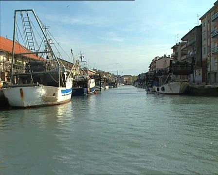GRADO camera boat through the city 動画素材 23926948