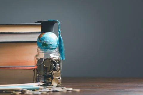 Graduation cap with Earth globe. Concept of global business study, abroad e.. 스톡 사진