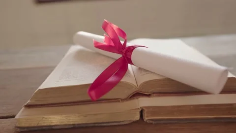 Graduation certificate placed on a wooden table Vidéo 148101375