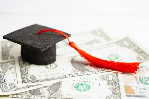 Graduation gap hat on US dollar banknotes money, Education study fee learni.. 스톡 사진