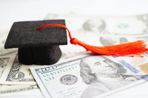 Graduation gap hat on US dollar banknotes money, Education study fee learni.. 스톡 사진