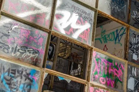 Graffiti on broken windows Foto stock