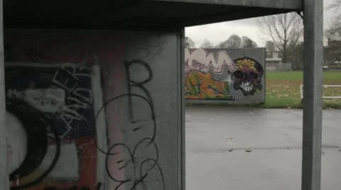 Graffiti on miniramp back 库存影片 21240963