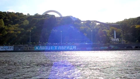 Graffiti on the river 库存影片 116091104