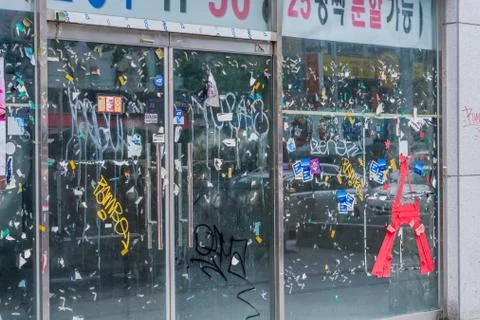 Graffiti scribbled across store windows Stockfoto's