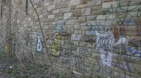 Graffiti on Side of bridge in 4K (3 clips) Vidéo 49318931
