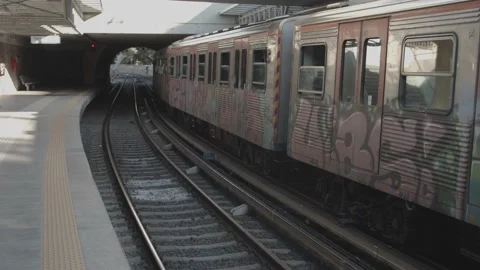 Graffiti train passing Athens metro station Video stock 201797113