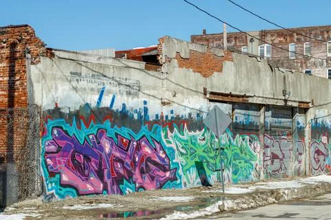 Graffiti wall on the side of an old warehouse building in Kansas City, USA Fotos de archivo