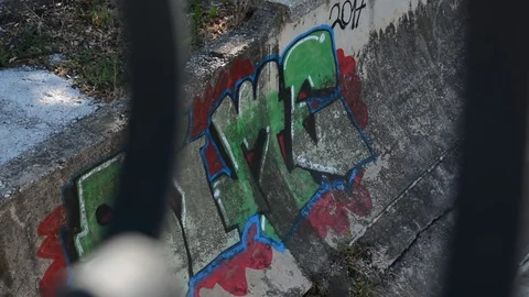 Graffiti by the water Видео 92056980