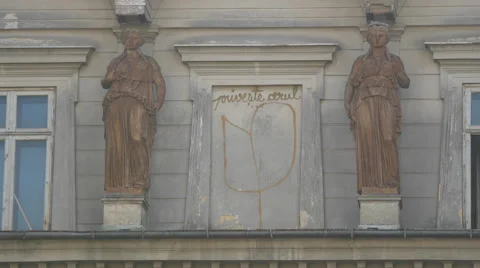 Graffiti writing between two statues on a building in Bucharest Vídeos de archivo 57960428