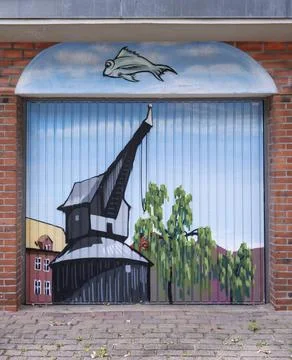  Graffito mit Lüneburger historischem Kran auf einem Garagentor Lüneburg N. Stock Photos