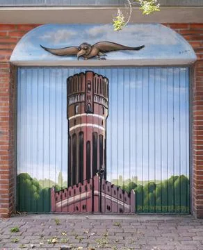  Graffito mit Lüneburger Wasserturm auf einem Garagentor Lüneburg Niedersa. Stock Photos