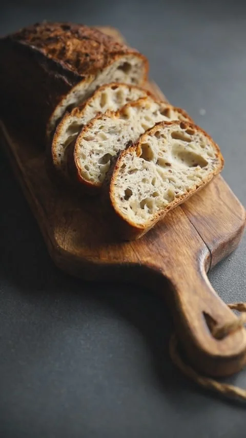 Grain bread oats sunflower, chia, flax seed, cut fresh tasty food dish Vidéo 303006437
