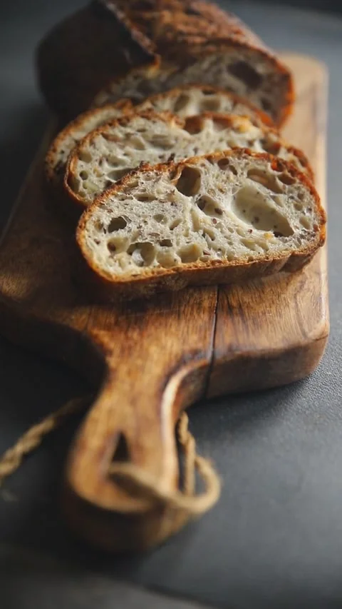 Grain bread oats sunflower, chia, flax seed, cut fresh tasty food dish Vidéo 303006441