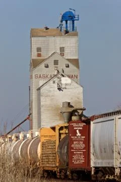 Grain Elevator and Train Saskatchewan 스톡 사진