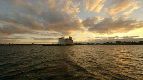 Grain Elevator on Lake Erie Vídeos de archivo 244335069