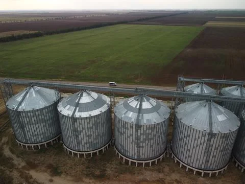 Grain elevator. Metal grain elevator in agricultural zone. Agriculture storage Foto stock