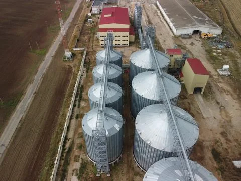 Grain elevator. Metal grain elevator in agricultural zone. Agriculture storage Foto stock