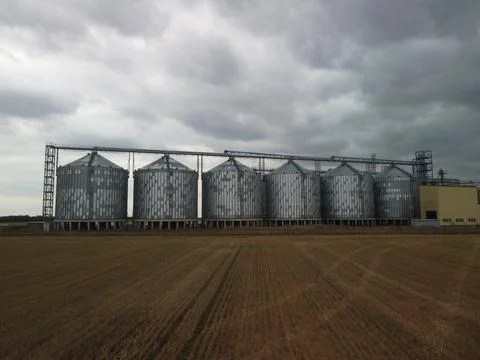 Grain elevator. Metal grain elevator in agricultural zone. Agriculture storage Foto stock