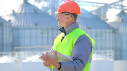 Grain elevator port equipment worker notes marks of storage 스톡 동영상 167065718