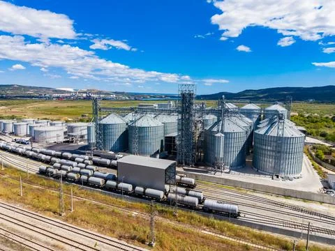 Grain storage facility located in a rural area with train tracks in the for.. Foto stock