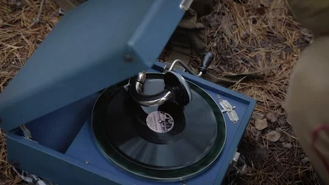 Gramophone - a mechanical device for playing gramophone records. Vintage video Stock Footage 113826810